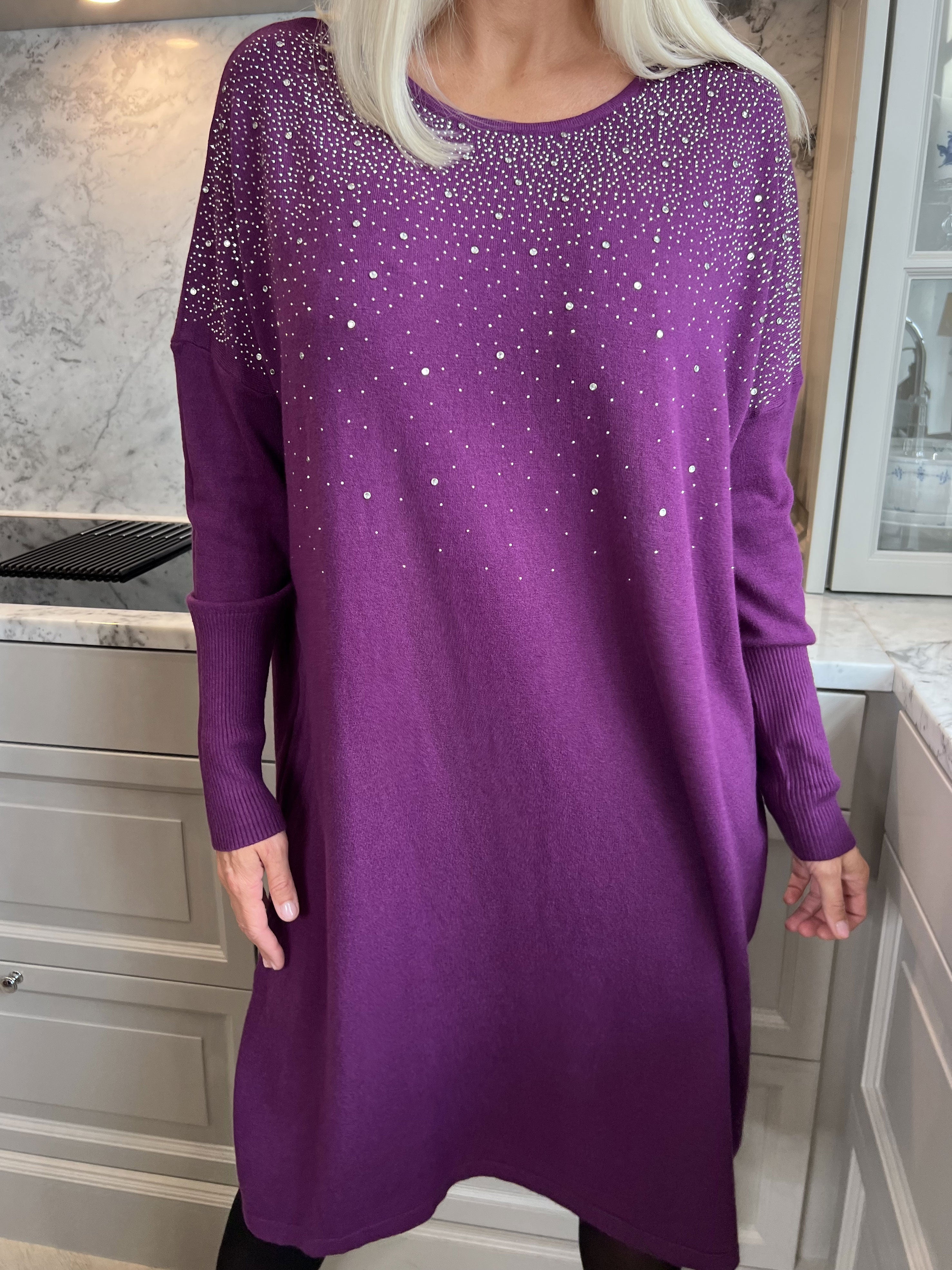 Yasha - Mjuk stickad klänning i stretchigt tyg med strass